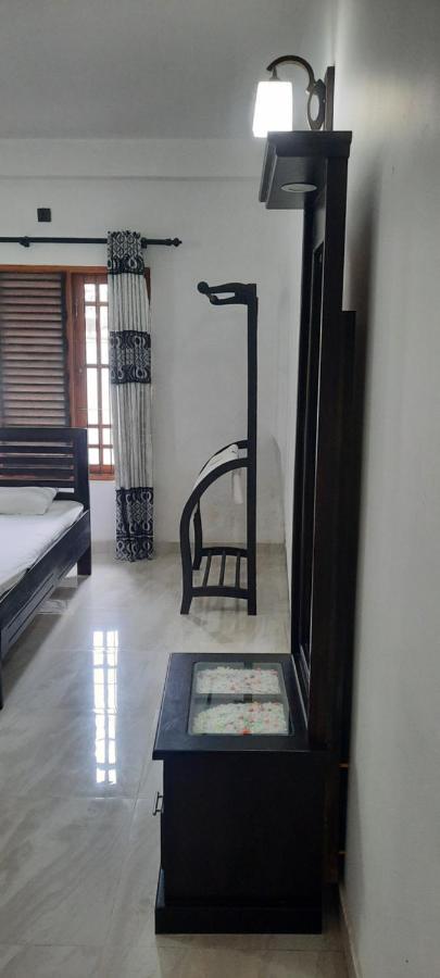 New White House Ratnapura Hotel Exterior photo